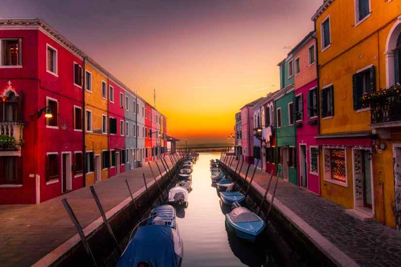 architecture boats buildings canal